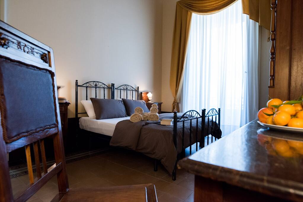 La camera da letto principale...date un occhiata al soffitto con i suoi splendidi affreschi risportati recentemente all'antico splendore