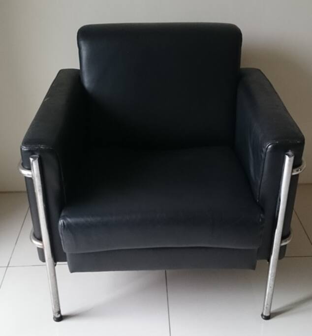 沙發
Sofa in the room.