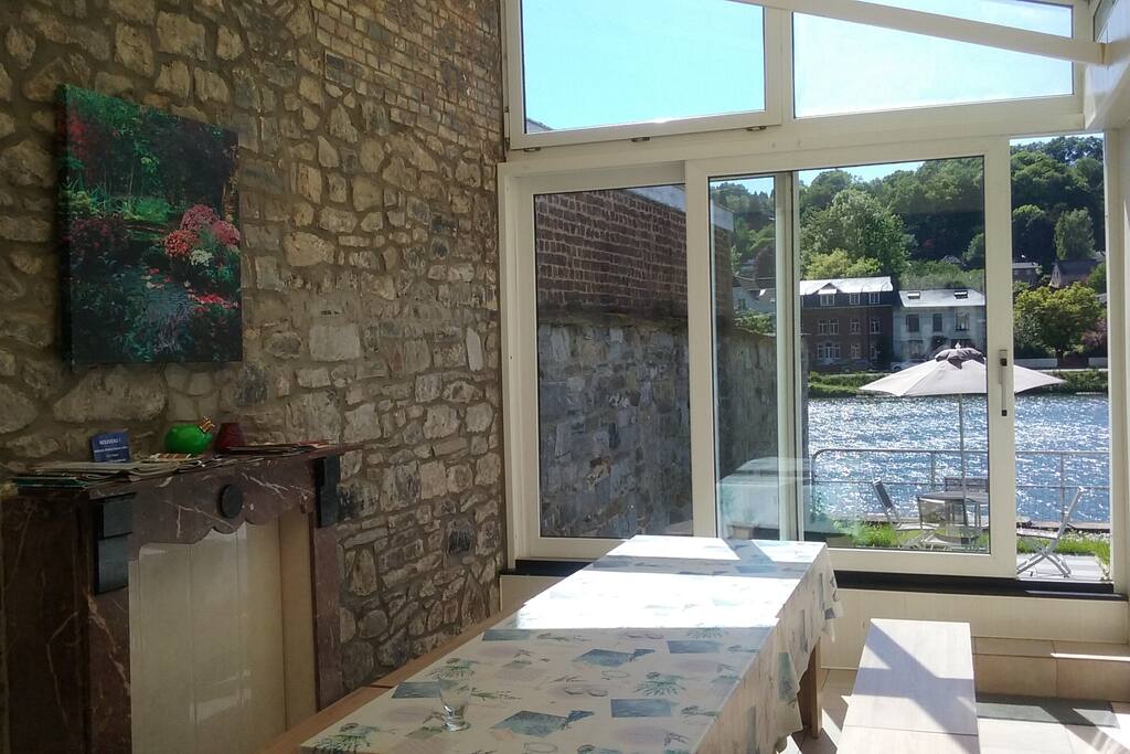 Salle à manger vue sur Meuse
