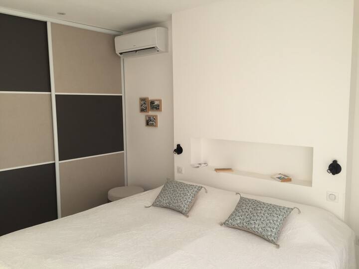 الطابق الأرضي غرفة نوم رئيسية تضم سريرين 100 × 100 قابلة للتحويل إلى سرير واحد 200 × 200