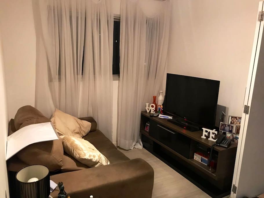 Sala com TV a cabo (Net)
