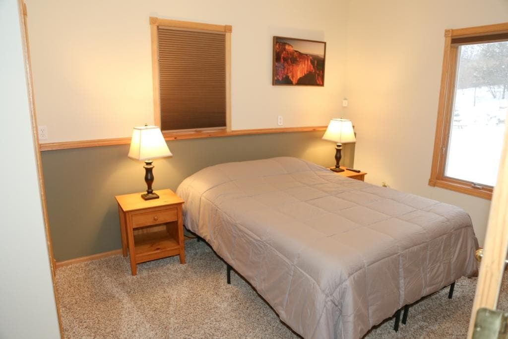 Kelderslaapkamer #5 Queensize bed