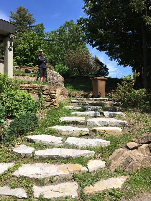 Escalier du stationnement à la résidence. Autres photos à venir sur l’extérieur et l’intérieur de la maison. Actuellement en aménagement, sera prêt pour la mi-juillet