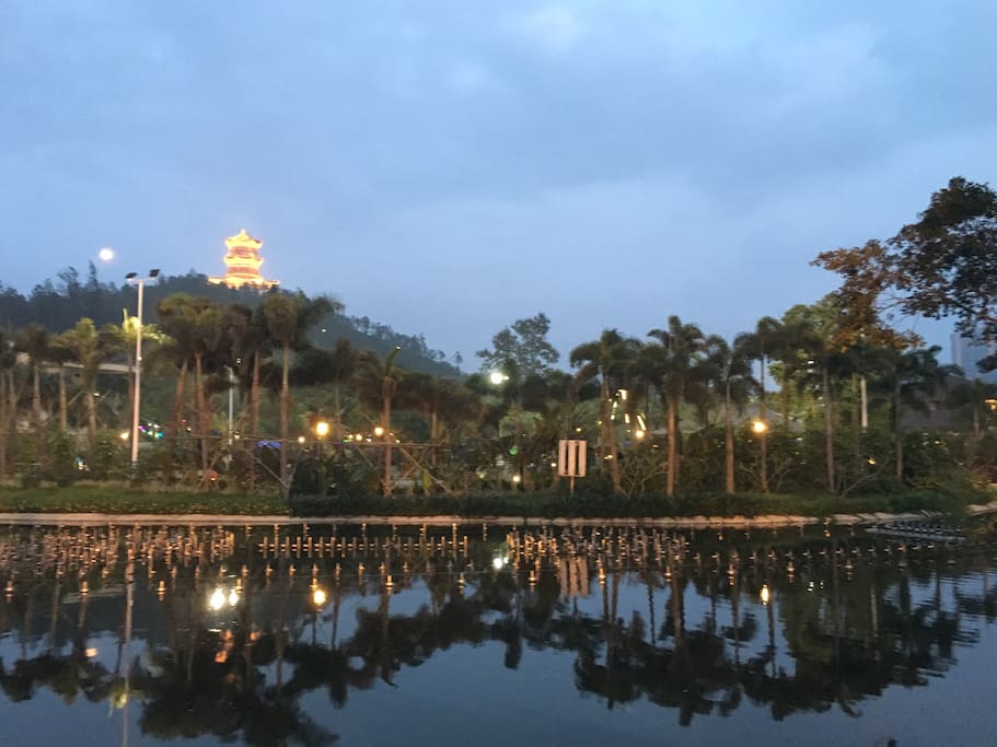 温泉城牌坊照到的美景
