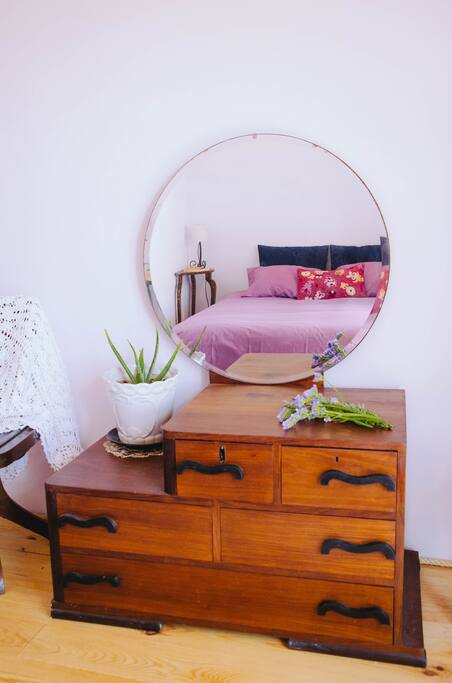 A detail of the furniture in the room