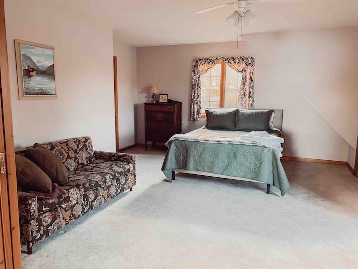 Ზემო საძინებელი არის განმარტოებული ოთახი ცალკე ოთახით, რომელსაც აქვს ღრმა ჭავლით სავსე აუზი. Ამ ნომერში არის როგორც ორადგილიანი საწოლი, ისე გამოსაწევი დივანი. 