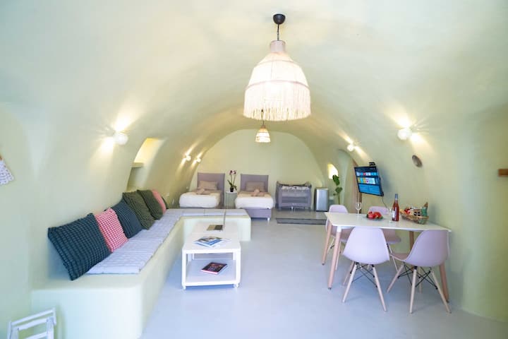 Santorini Oasis- Cave House And Jacuzzi, Near Fira - Santorini