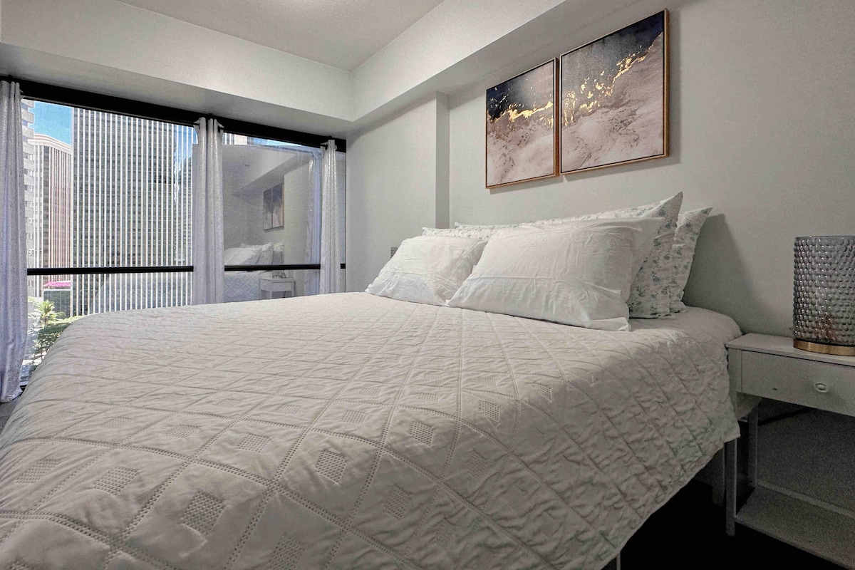 卧室配有落地窗、Peekaboo海景、专用工作区