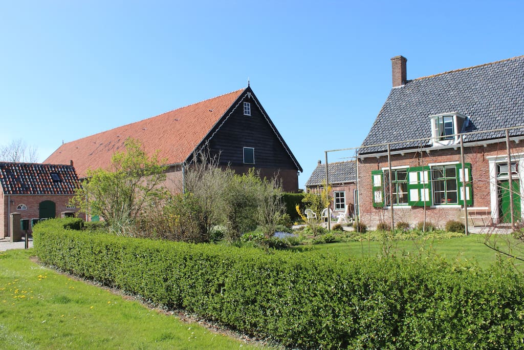 Het boerenhuis maakt deel uit van ons erf.