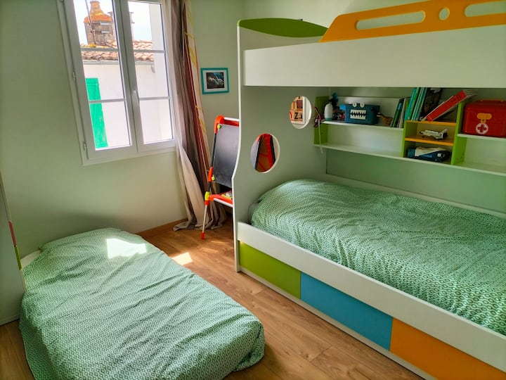 Chambre 3 a l étage
Lits superposés mais possibilité matelas au sol si enfant de moins de 6 ans