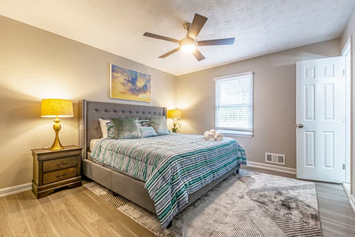 Glavna spavaća soba s bračnim krevetom i vlastitom kupaonicom u apartmanu. 