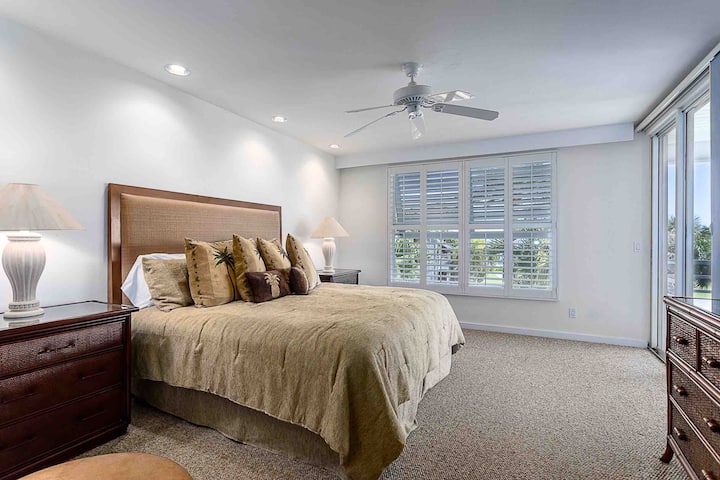 חדר שינה קינג בקומה הראשית - טלוויזיה חכמה, נוף נהדר וחדר רחצה

★★אפשר לראות כמה זריחות מדהימות מחדר השינה הזה.★★