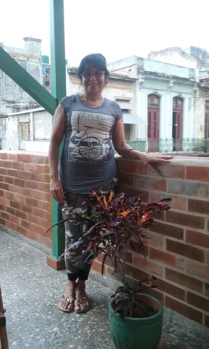 Grisel(la tía encargada)