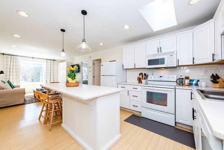 Anchor on Arbor:Lakeside Condo w/Pool+Beach Access