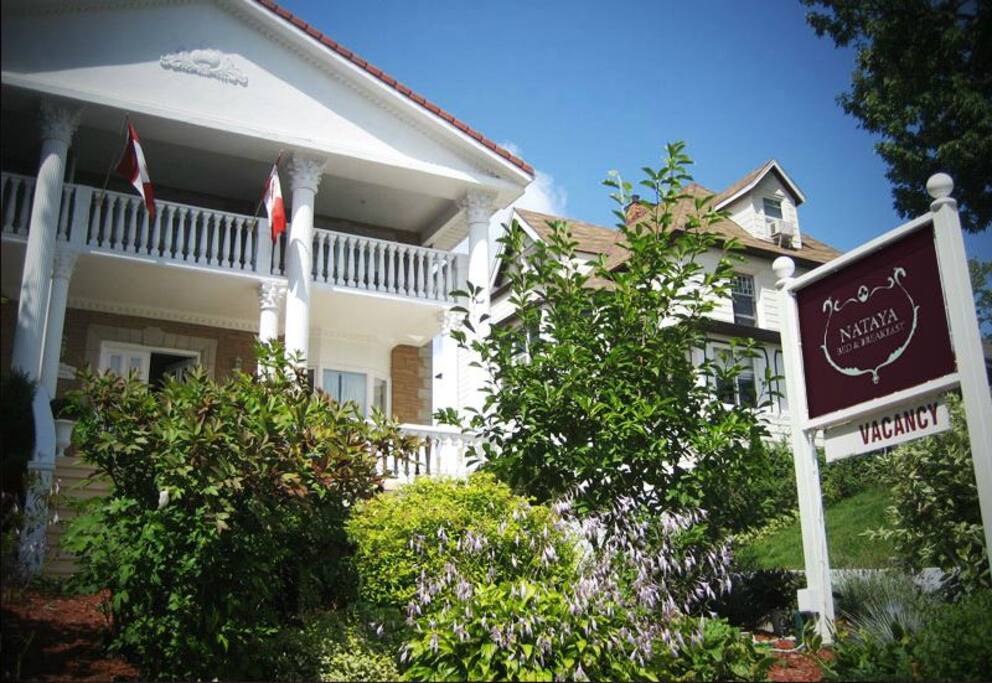 Niagara Classic Inn, part of the Niagara Historical Inns Collection, is located just a couple doors down from the main Niagara Grandview Manor building. A full complimentary breakfast is served at the main Niagara Grandview Manor building.