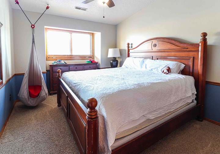 Na poschodí: manželská posteľ California King. Hojdačka na stoličku. Veľká televízia je teraz v tejto miestnosti! 