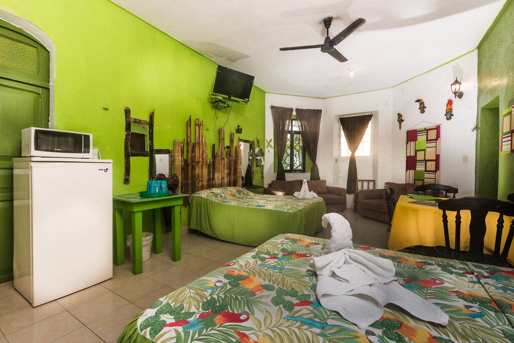 2 double beds, 2 camas matrimonial y 3 ganchos para hamacas.