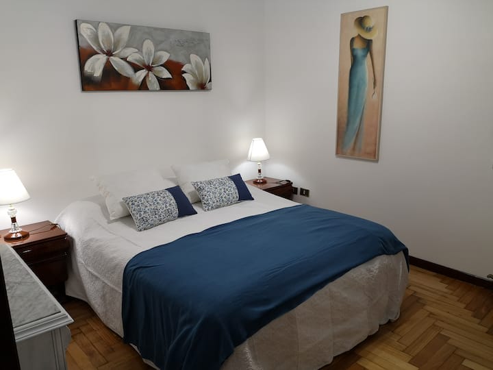 Habitación con cama doble y armario empotrado