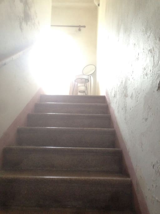 Le scale per giungere alle stanze.
The stair access to the rooms