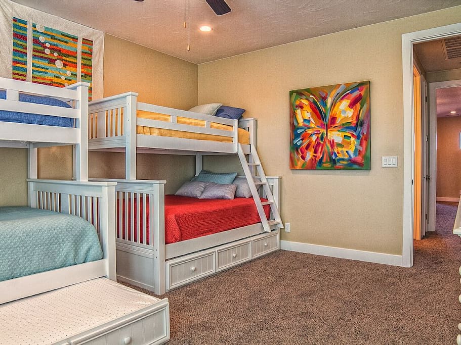 Fun Bunk Room! Twin over Full + Trundle!