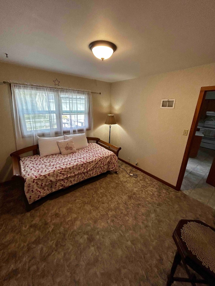 Спалня 3 с 2 отделни легла и 2 отделни легла. Може да се повдигне въртележка, за да се създаде пълно легло. 