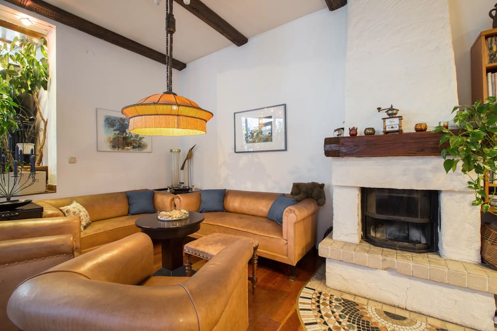 Sitzecke beim offenen Kamin / Seating area by the open fire place