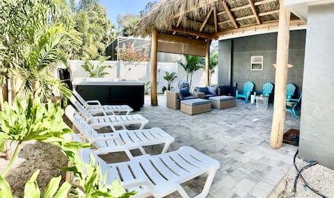 Popular Airbnb listing: Palm Harbor Retreat: HotTub, TikiHut, Nr Clearwater in Palm Harbor