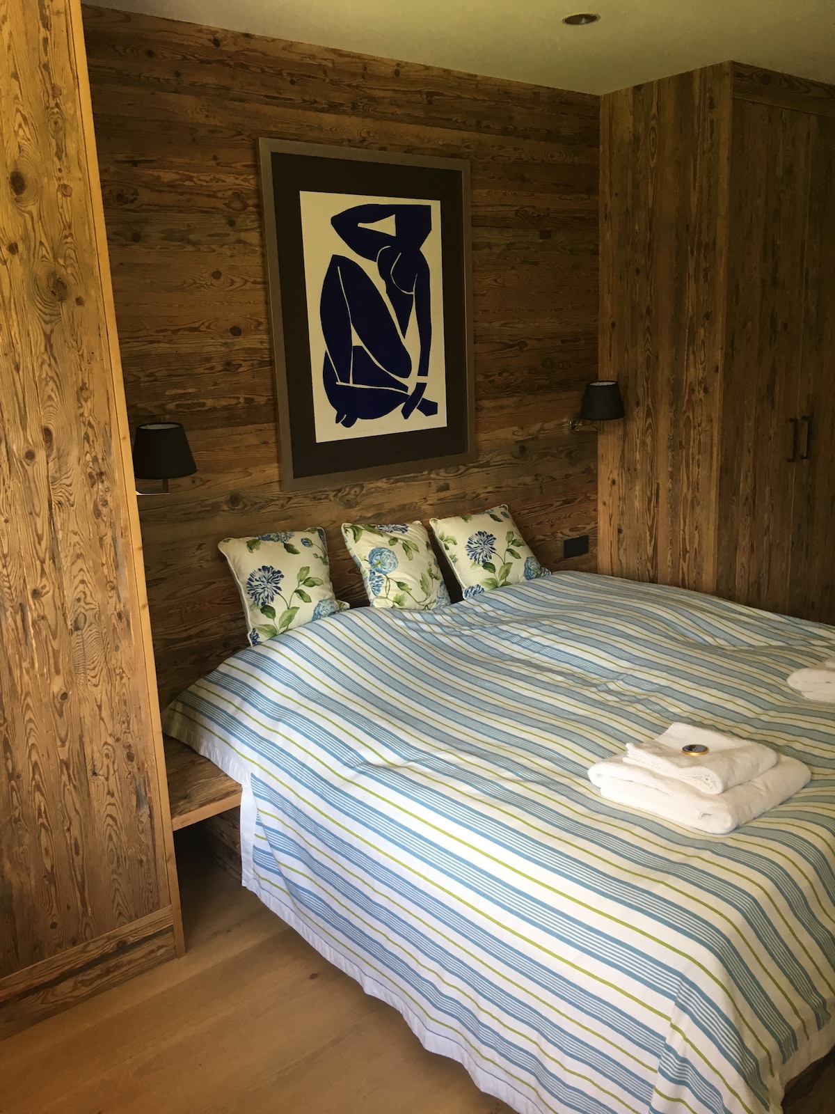 Голема спална соба со брачен кревет (2 душеци 200 x 100) на приземје со приватна бања спроти