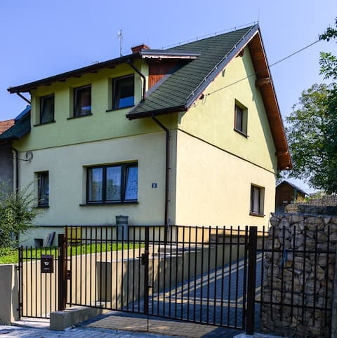 Family Retreat: Garden, Playground & BBQ