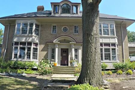 near Downtown/Beach/Sports/Rock Hall/Theater Dist.