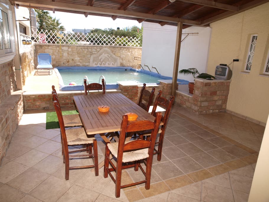 Outdoor Dining area - Private pool