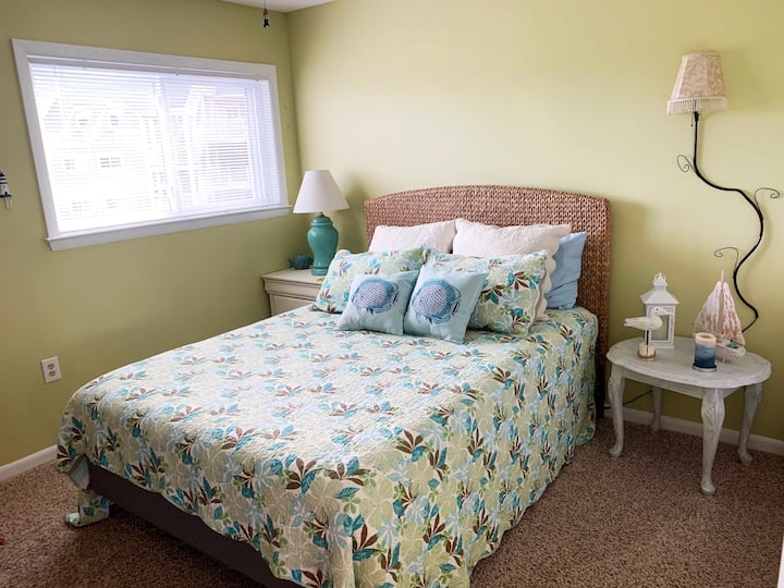 2nd Bedroom - queen bed 