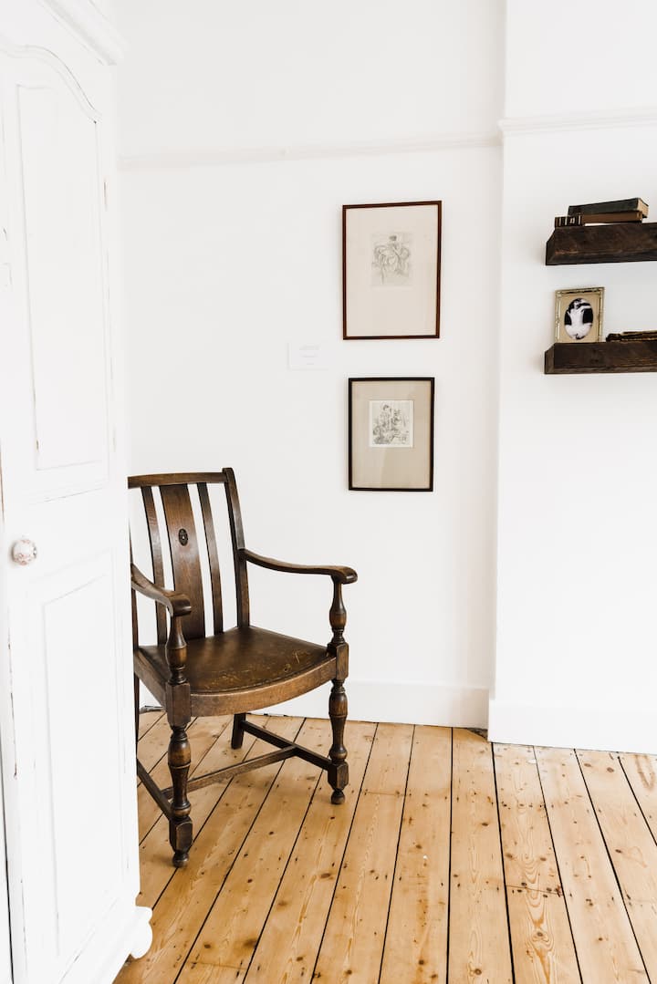 Главната спална соба, инспирирана од невестински апартмани, нема да ве разочара. 