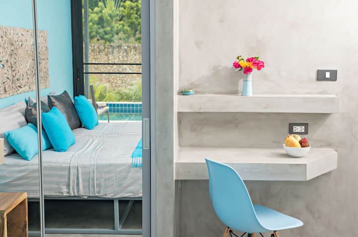 Kadi za posta za kuandika? 

Hiki ni chumba cha kulala cha rangi ya feruzi (n'1). 
Kitanda cha ukubwa wa King (sentimita 180). Kiyoyozi + feni + sanduku la usalama + bafu la chumbani. 