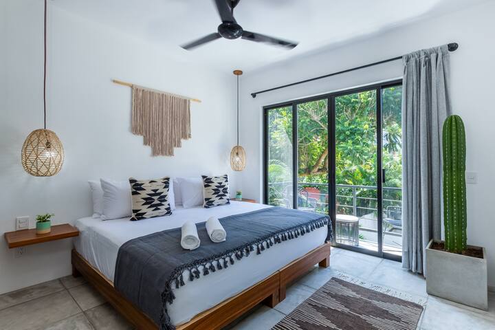 Balcony⋆Location⋆King Bed ♥ NEW Boho Studio Suite