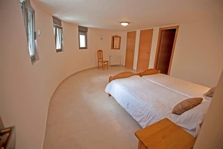 Aktivizuar kur numri i vizitorëve tejkalon 8. A/C dhe banjë private