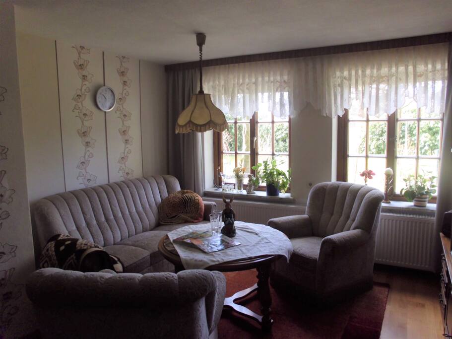 Wohnzimmer mit TV im Schrank