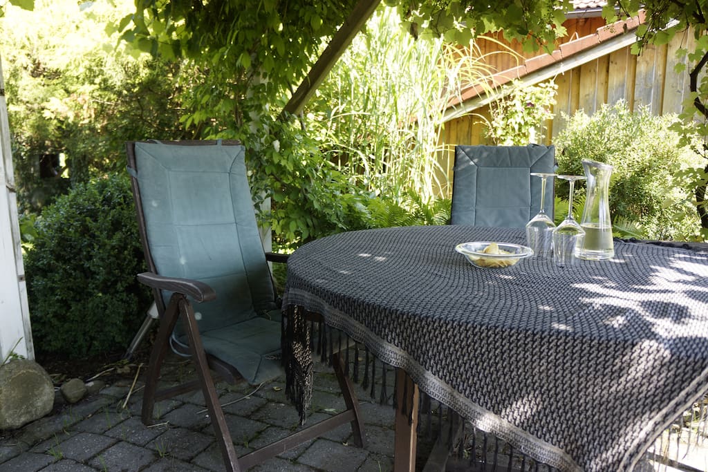 Schattige Sitzgelegenheit in unserem Garten