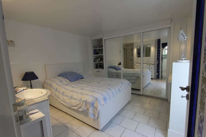 Chambre D'hôtes Dans Maison D'artiste Peintre - Montbazon