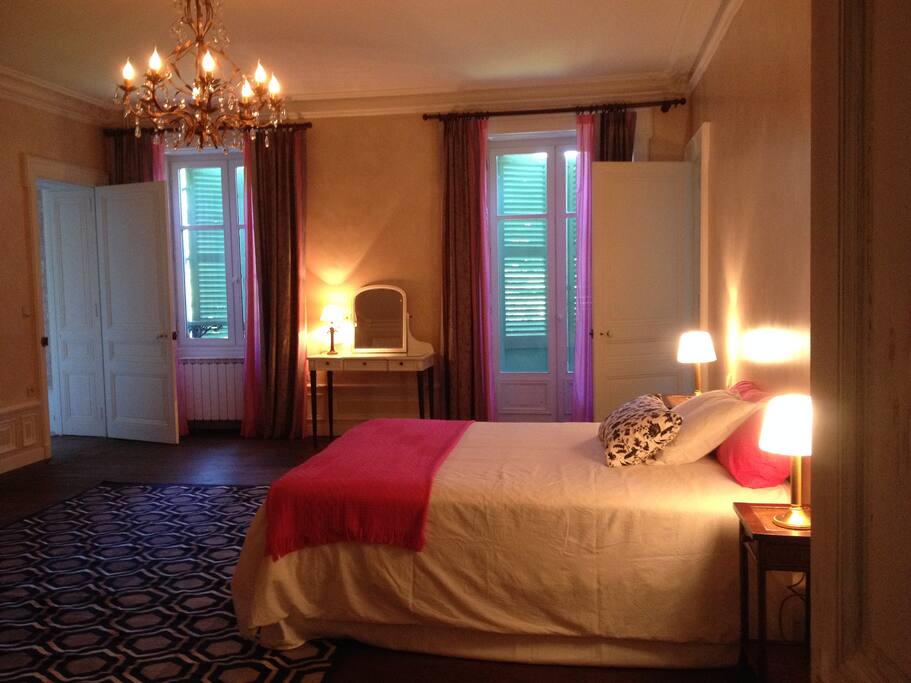 Grande chambre avec balcon sur parc