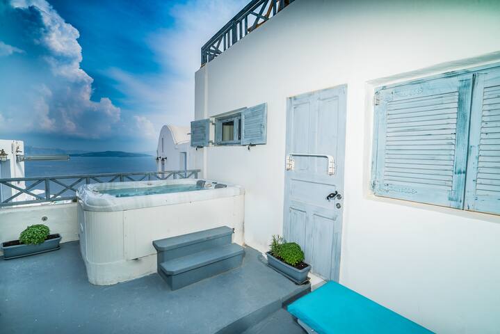 Kaleidoscope Two Bedroom Cave House with Jacuzzi