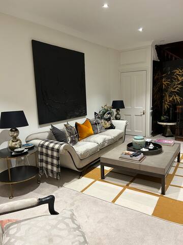 THE Quintessential Chelsea Muse gallery image 3