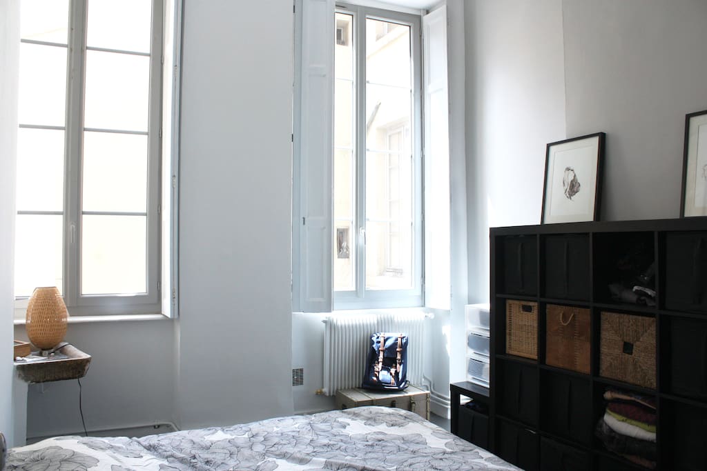 Grande chambre agréable avec quelques rangements disponibles. Indépendante depuis les autres pièces mais donnant directement sur la salle de bain.