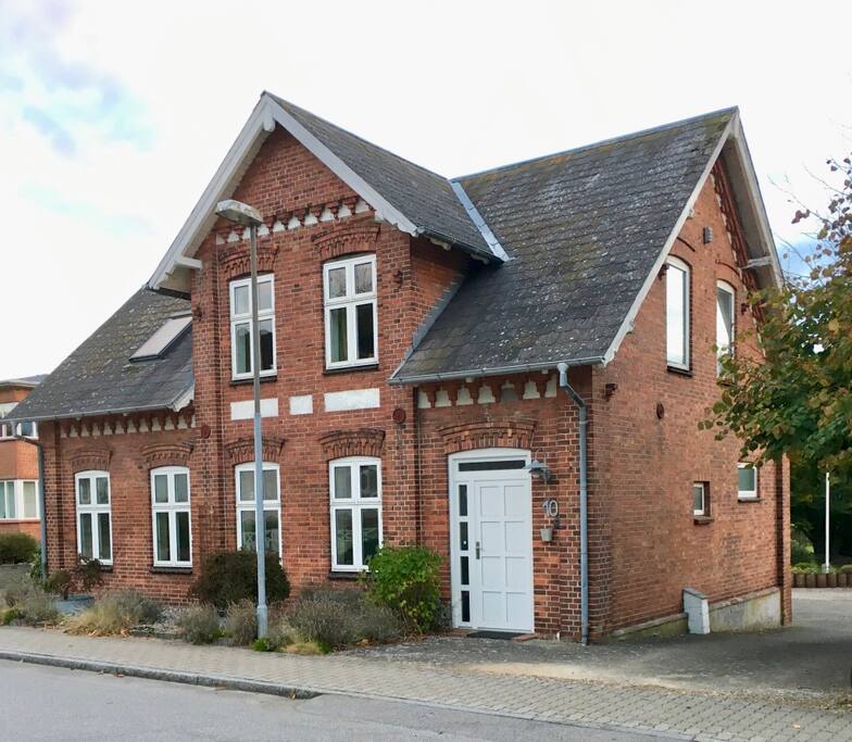 Huset set fra vejen.