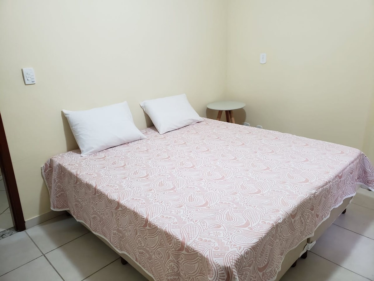 غرفة تضم سريرين فرديين تتحول إلى سرير كينج مزدوج ومروحة سقف وتكييف هواء. إذا كنت ترغب في ذلك ، فسيكون للهواء قيمة إضافية قدرها 20.00 في اليوم .