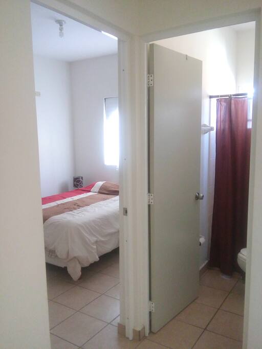Baño justo afuera de la habitación