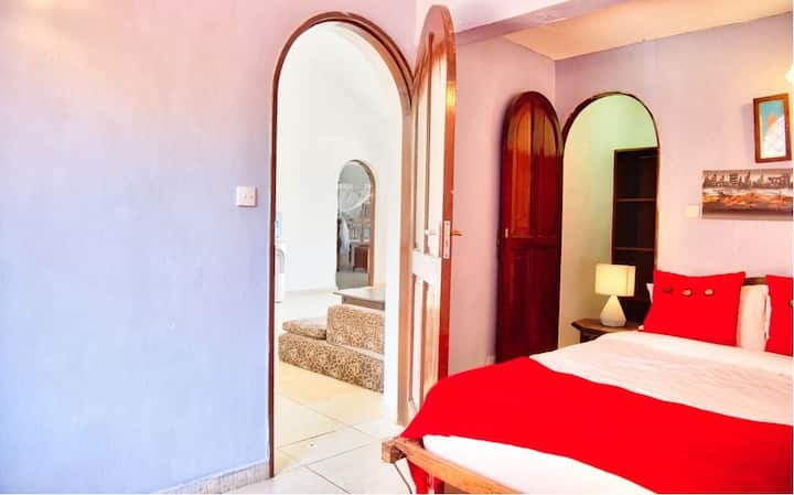 其中一间配有双人床的小卧室