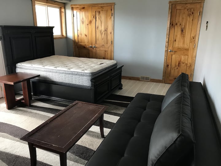 Dormitorio3. En la planta baja con baño (inodoro, lavabo y ducha). 