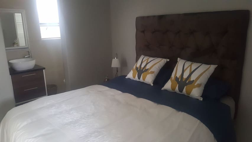 On Settlers Drive - Cumfy, Modern apartment.