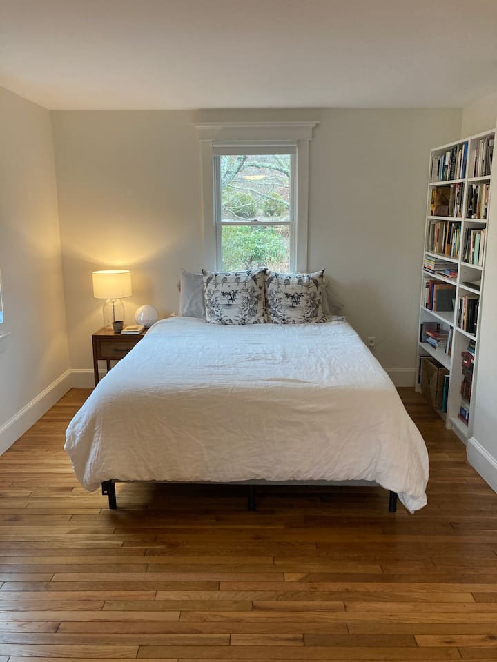 主套房包括Casper床垫、宽敞的梳妆台、衣柜空间、洗衣机/烘干机，以及带深浴缸/淋浴的套内卫生间